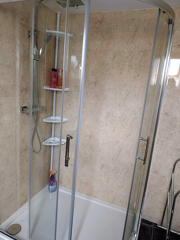 Juniper Lodge shower room